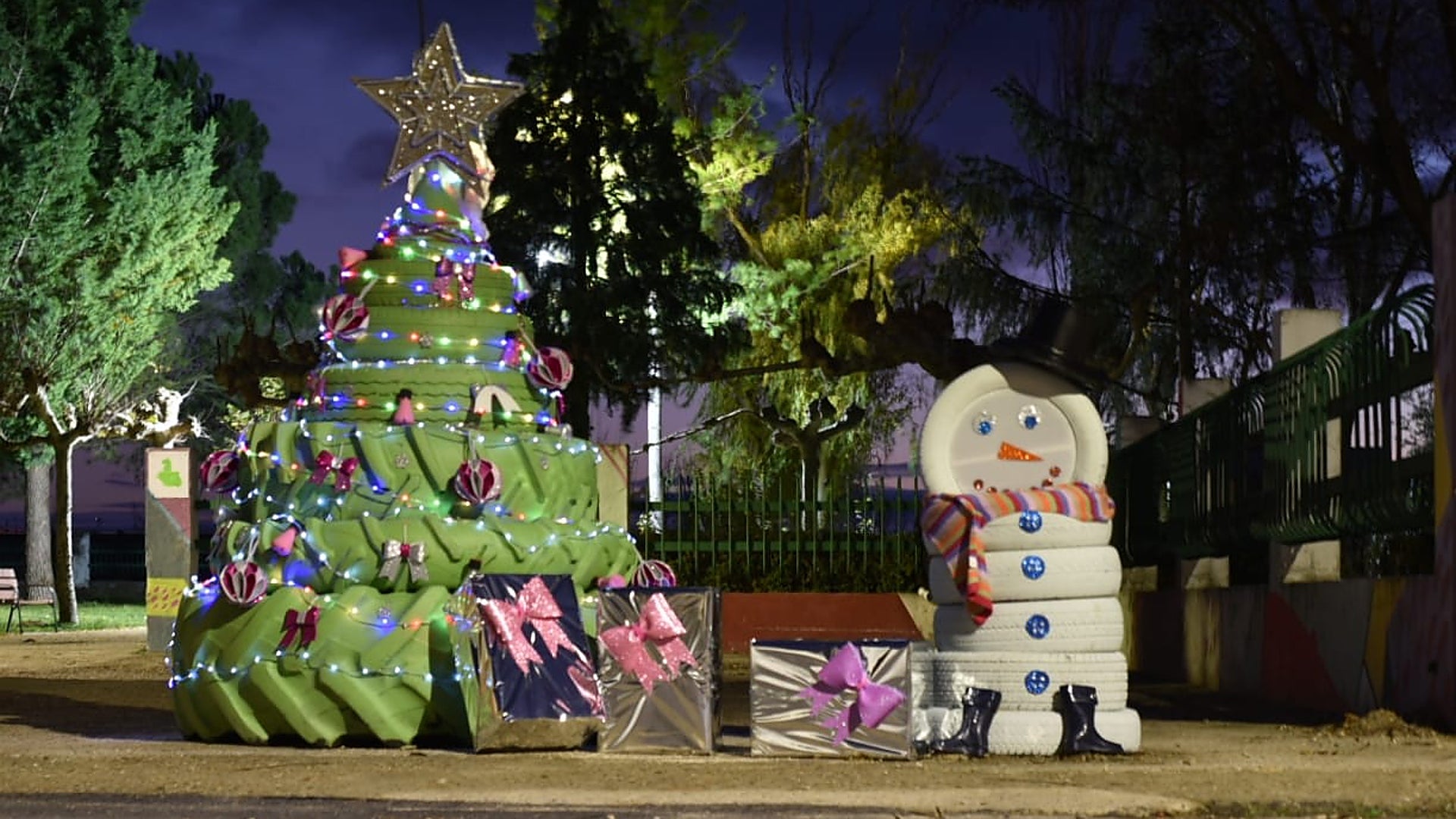 Colocan Unos Adornos De Navidad En Sus Ventanas Y Sus Vecinos Saltan A Mas Adornos Cumpleanos Quitenlos F202512